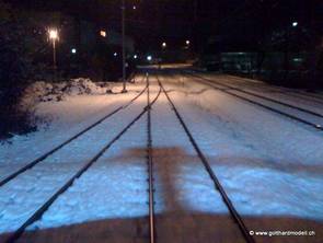 Die Re620 im Manöver in Hinwil. Das Blitzgewitter wirft einen schönen Schatten des Stromabnehmers und des Daches