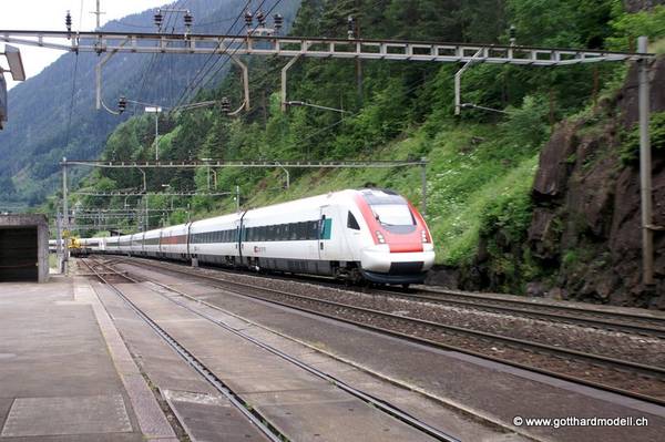 Trasse Pfaffensprung und vorne der Wendel Leggistein